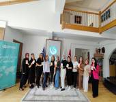 Doç. Mesude Hülya Doğru, Priştine Yunus Emre Enstitüsü’nde Tezhip Atölyesi tertipledi.