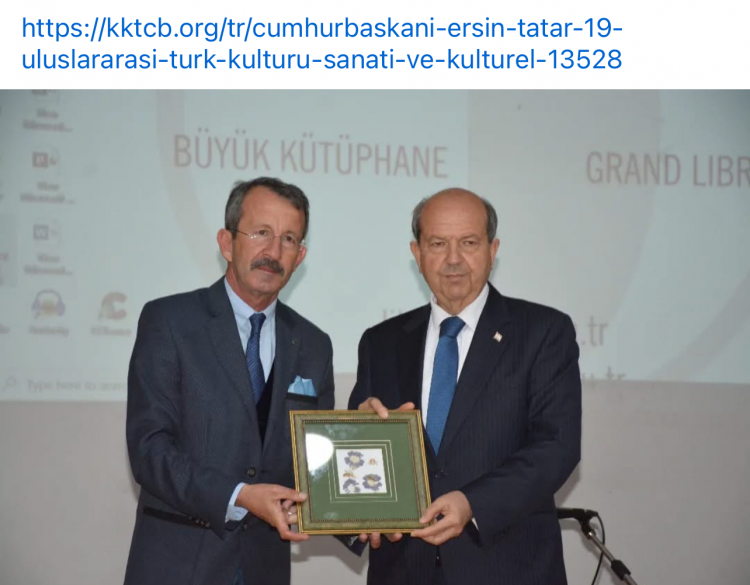 Doç. Mesude Hülya DOĞRU’nun “Menekşeler ve Arılar” isimli eseri Sempozyum Başkanı Dr. Öğr. Üyesi Ahmet AYTAÇ tarafından hediye olmak üzere takdim edildi.